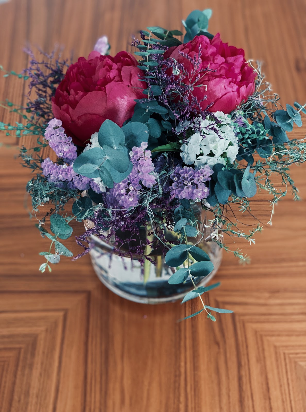 Pfingstrosenstrauss mit Eukalyptus und Schleierkraut